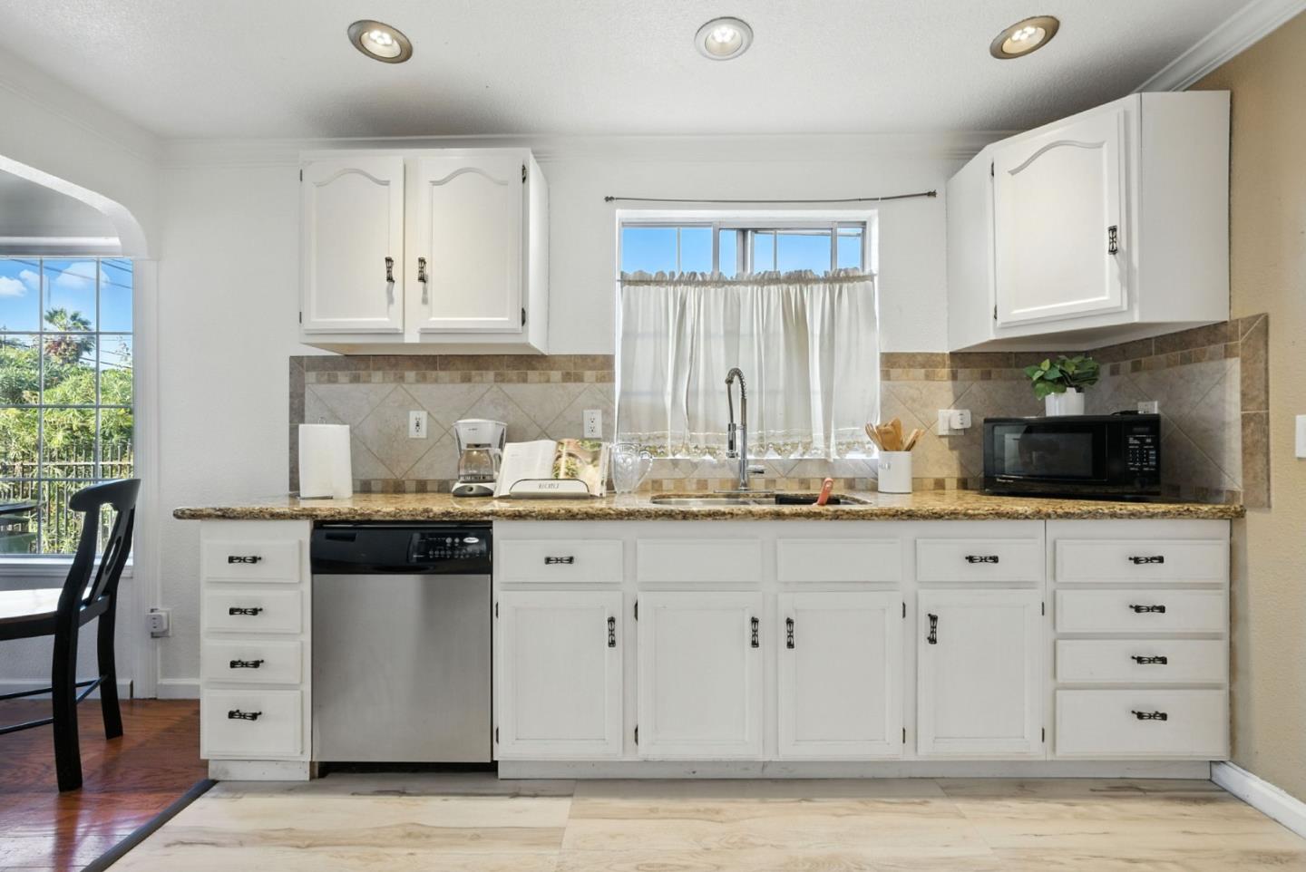Detail Gallery Image 6 of 21 For 842 E Julian St, San Jose,  CA 95112 - 4 Beds | 4 Baths
