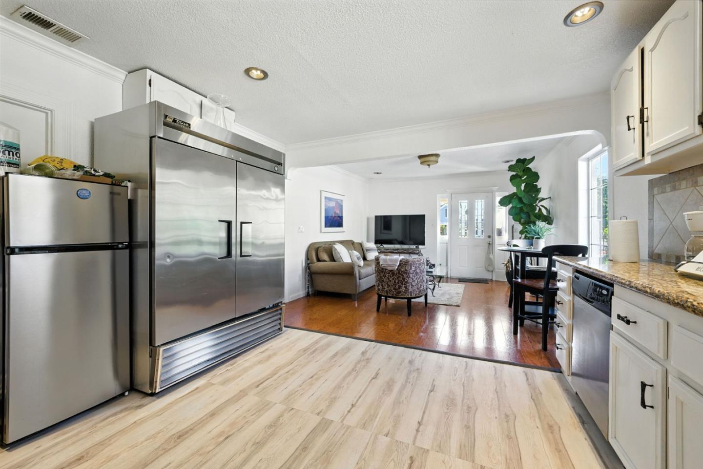Detail Gallery Image 7 of 21 For 842 E Julian St, San Jose,  CA 95112 - 4 Beds | 4 Baths
