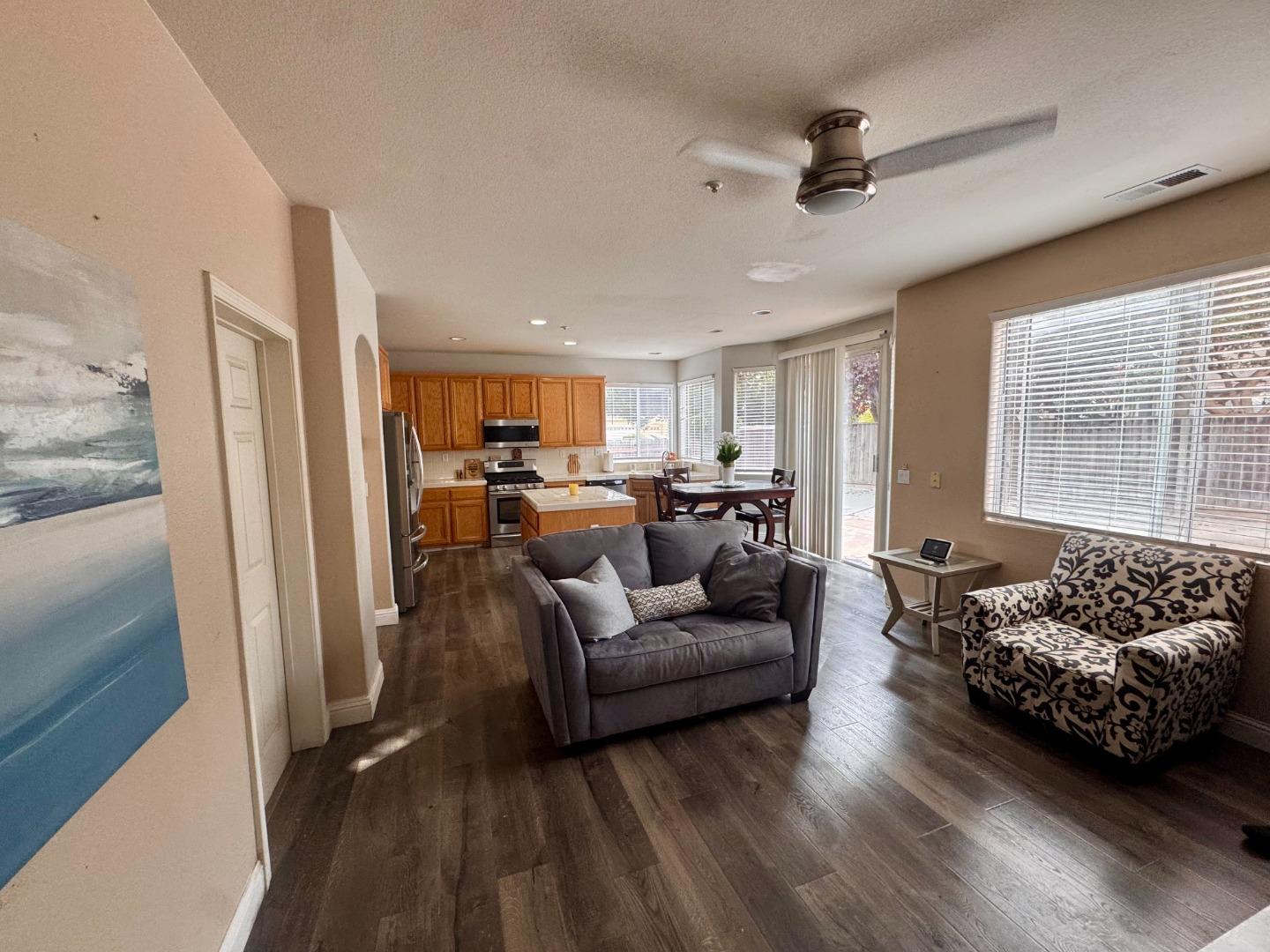 Detail Gallery Image 7 of 12 For 1 Eliot Cir, Salinas,  CA 93906 - 3 Beds | 3 Baths