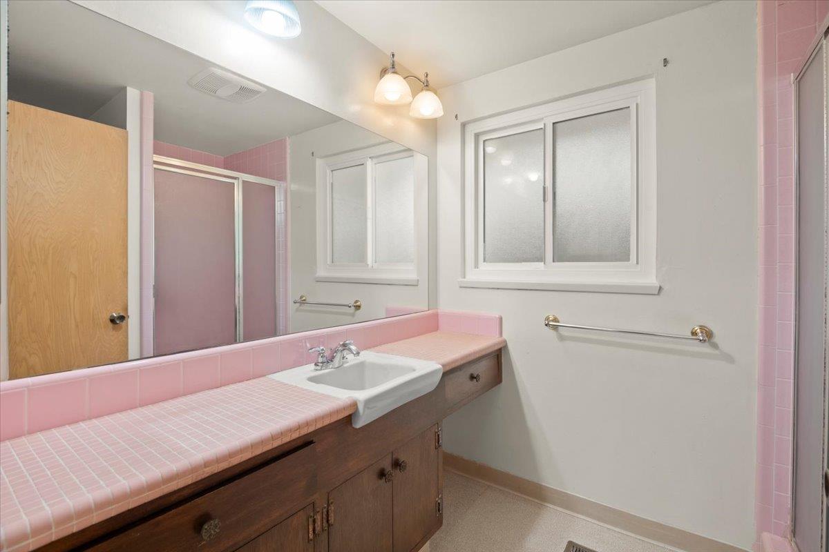 Detail Gallery Image 11 of 22 For 1526 Bedford Ave, Sunnyvale,  CA 94087 - 4 Beds | 2 Baths
