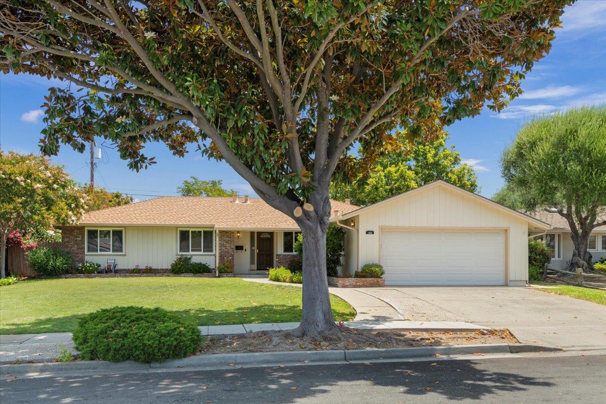 Detail Gallery Image 3 of 22 For 1526 Bedford Ave, Sunnyvale,  CA 94087 - 4 Beds | 2 Baths