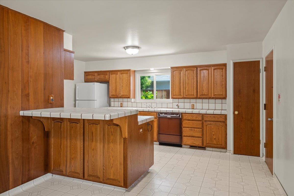Detail Gallery Image 7 of 22 For 1526 Bedford Ave, Sunnyvale,  CA 94087 - 4 Beds | 2 Baths