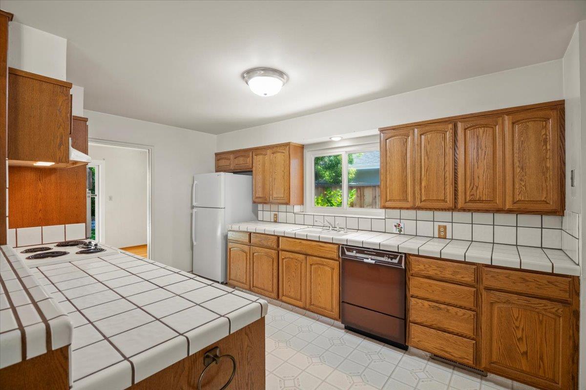 Detail Gallery Image 8 of 22 For 1526 Bedford Ave, Sunnyvale,  CA 94087 - 4 Beds | 2 Baths