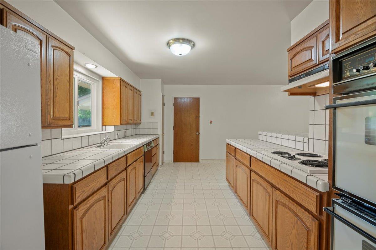 Detail Gallery Image 9 of 22 For 1526 Bedford Ave, Sunnyvale,  CA 94087 - 4 Beds | 2 Baths
