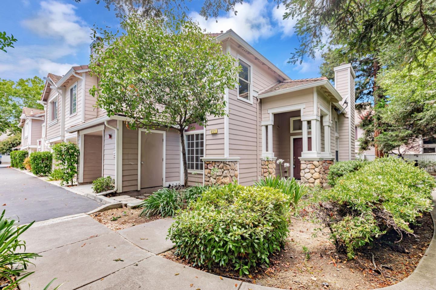 Detail Gallery Image 4 of 37 For 6121 Lambeck Ln, San Jose,  CA 95119 - 3 Beds | 3 Baths