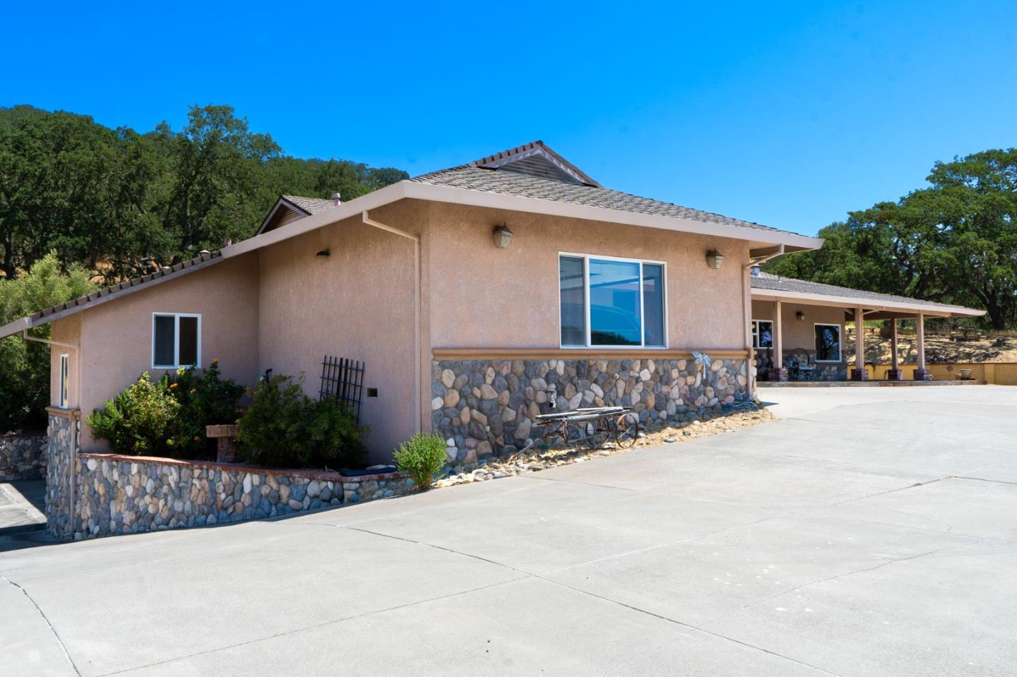 Detail Gallery Image 16 of 43 For 21050 Uvas Road, Morgan Hill,  CA 95037 - 4 Beds | 4/1 Baths
