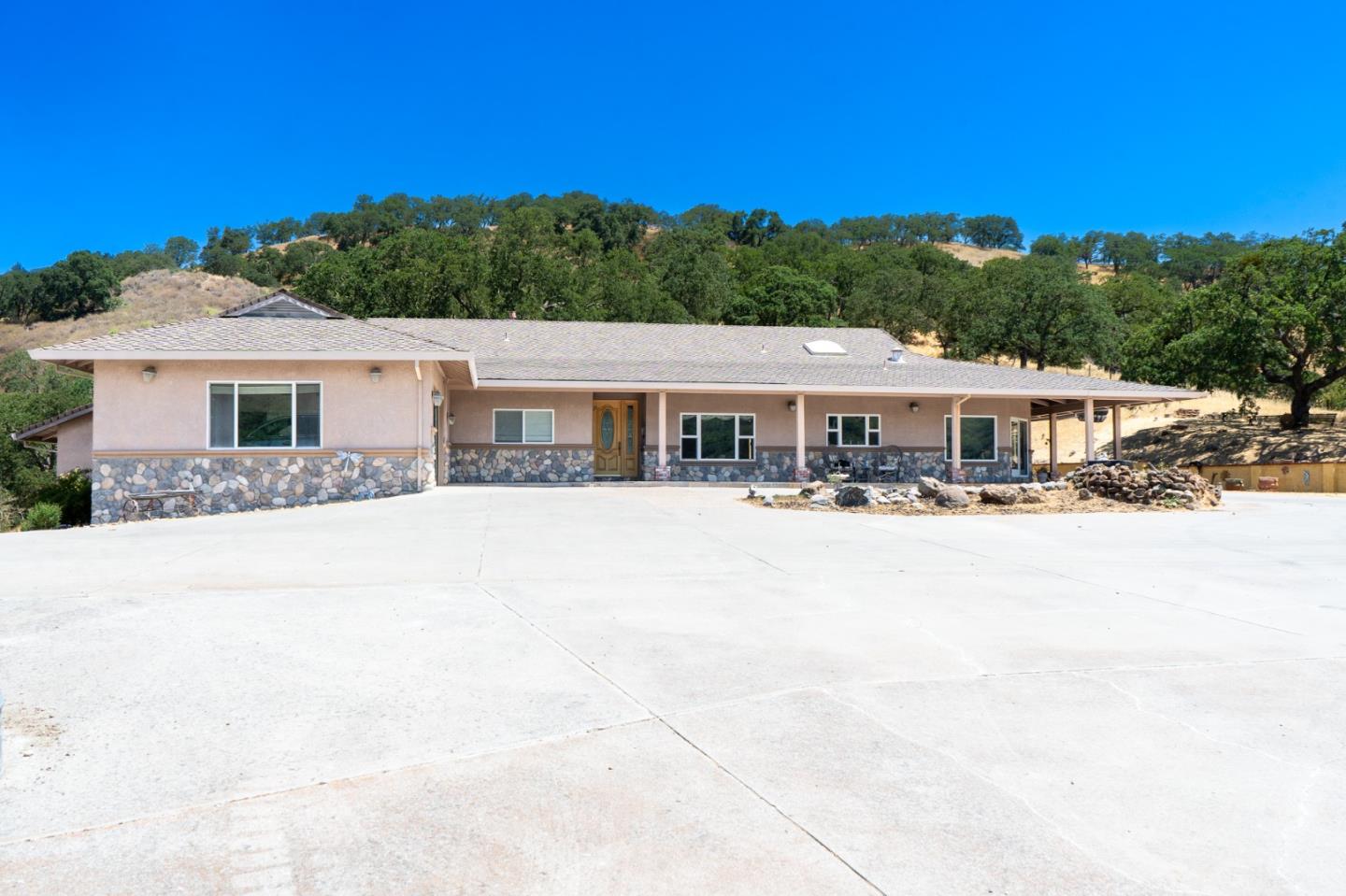 Detail Gallery Image 17 of 43 For 21050 Uvas Road, Morgan Hill,  CA 95037 - 4 Beds | 4/1 Baths