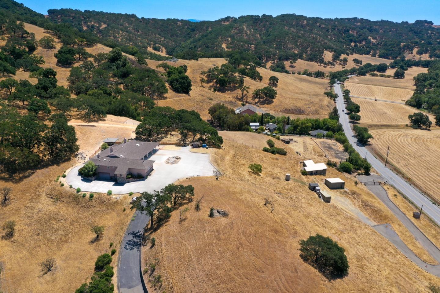 Detail Gallery Image 4 of 43 For 21050 Uvas Road, Morgan Hill,  CA 95037 - 4 Beds | 4/1 Baths