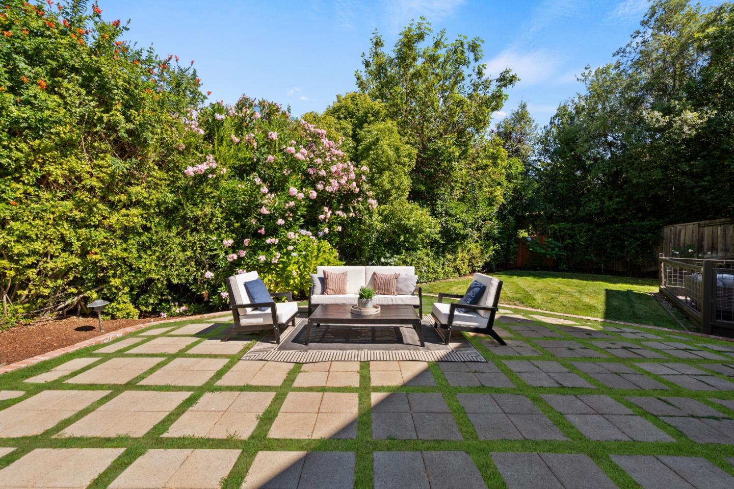 Detail Gallery Image 16 of 62 For 629 Lombardy Way, Redwood City,  CA 94062 - 5 Beds | 4/1 Baths