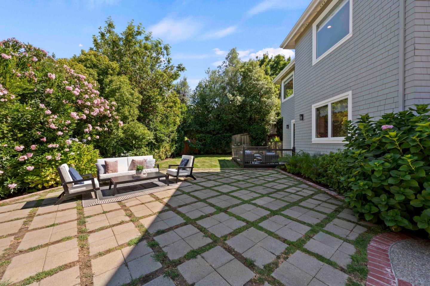 Detail Gallery Image 18 of 62 For 629 Lombardy Way, Redwood City,  CA 94062 - 5 Beds | 4/1 Baths