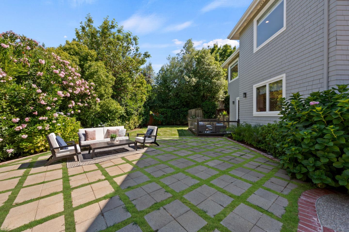 Detail Gallery Image 30 of 62 For 629 Lombardy Way, Redwood City,  CA 94062 - 5 Beds | 4/1 Baths