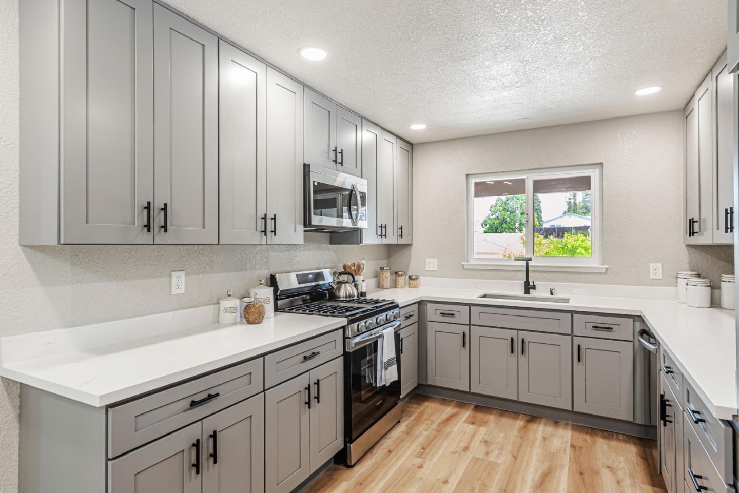 Detail Gallery Image 12 of 37 For 4655 Paloma Ave, San Jose,  CA 95111 - 4 Beds | 2 Baths