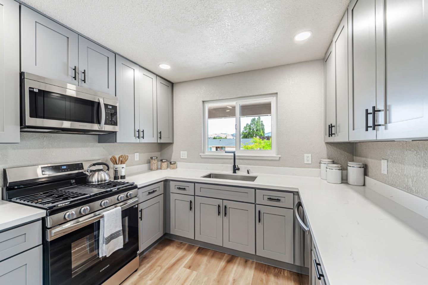 Detail Gallery Image 15 of 37 For 4655 Paloma Ave, San Jose,  CA 95111 - 4 Beds | 2 Baths