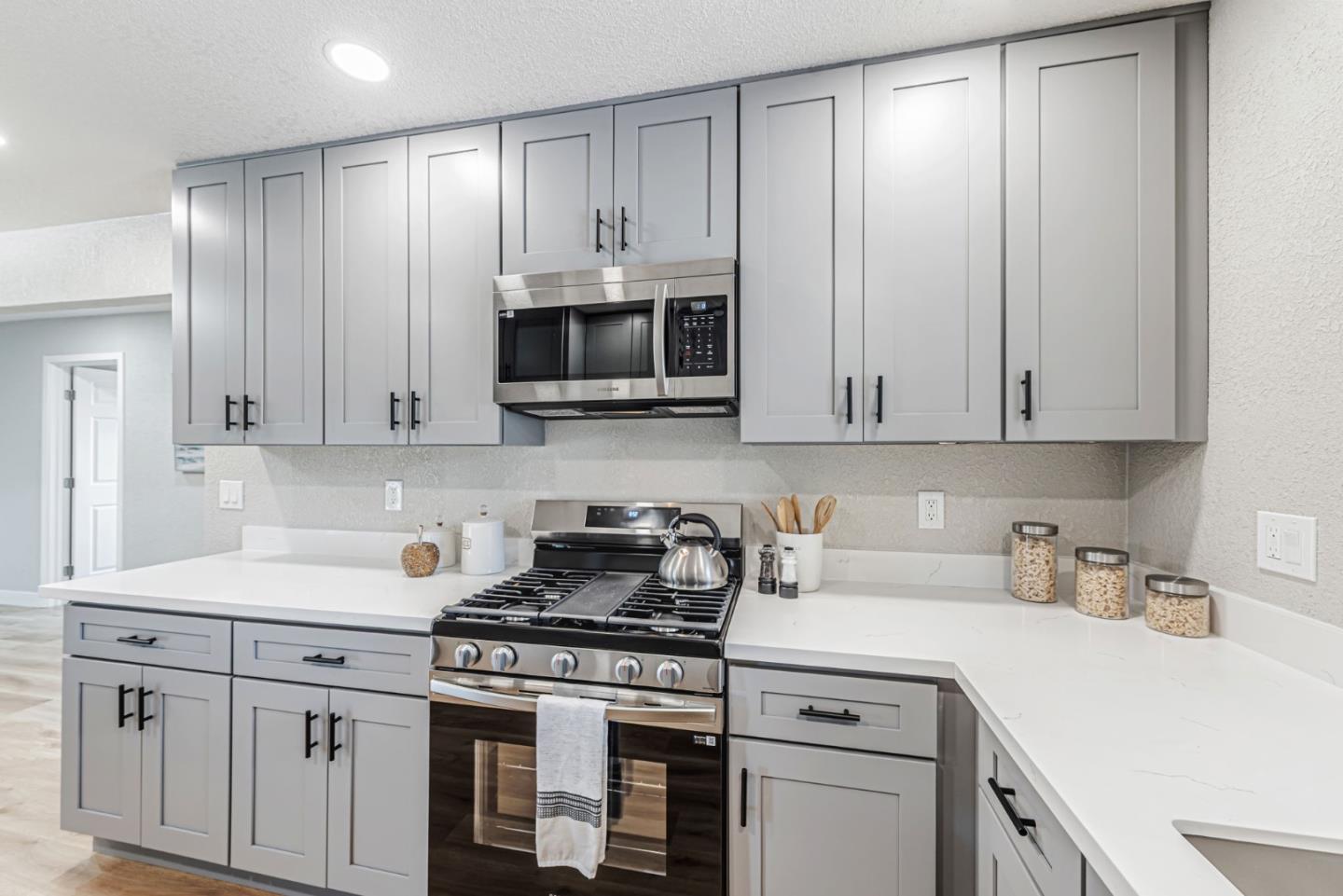 Detail Gallery Image 16 of 37 For 4655 Paloma Ave, San Jose,  CA 95111 - 4 Beds | 2 Baths