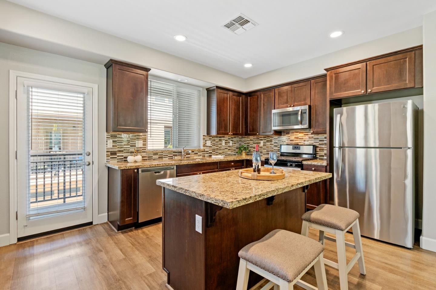 Detail Gallery Image 8 of 42 For 901 Tierney Pl, Martinez,  CA 94553 - 4 Beds | 3/1 Baths