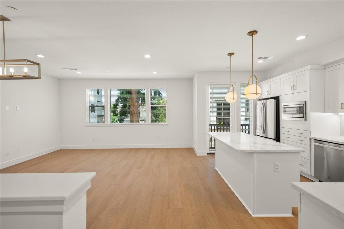 Detail Gallery Image 2 of 28 For 224 Carroll St #4,  Sunnyvale,  CA 94086 - 3 Beds | 2/1 Baths