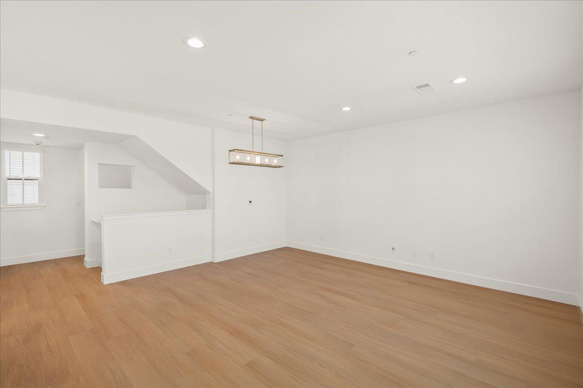 Detail Gallery Image 4 of 28 For 224 Carroll St #4,  Sunnyvale,  CA 94086 - 3 Beds | 2/1 Baths