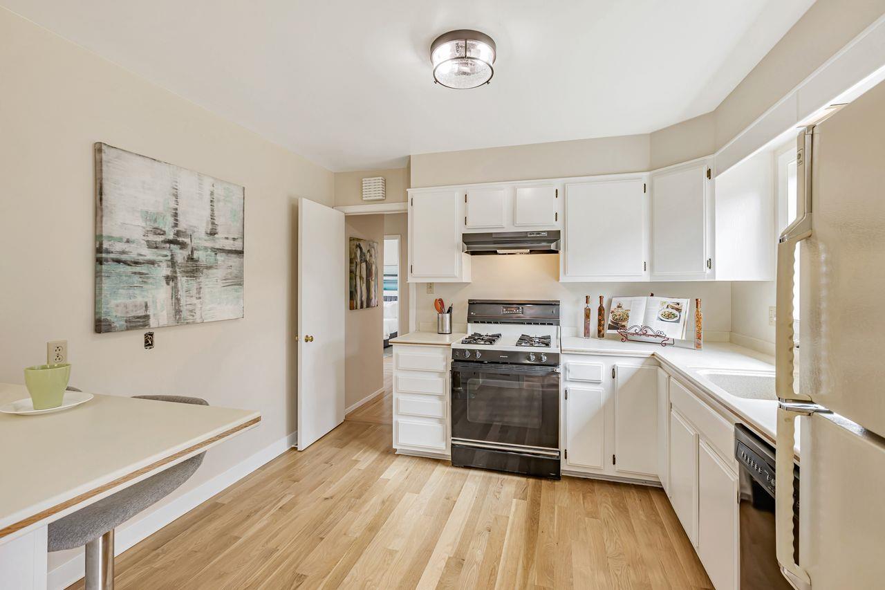 Detail Gallery Image 13 of 49 For 449 Alta Vista Dr, South San Francisco,  CA 94080 - 4 Beds | 2 Baths