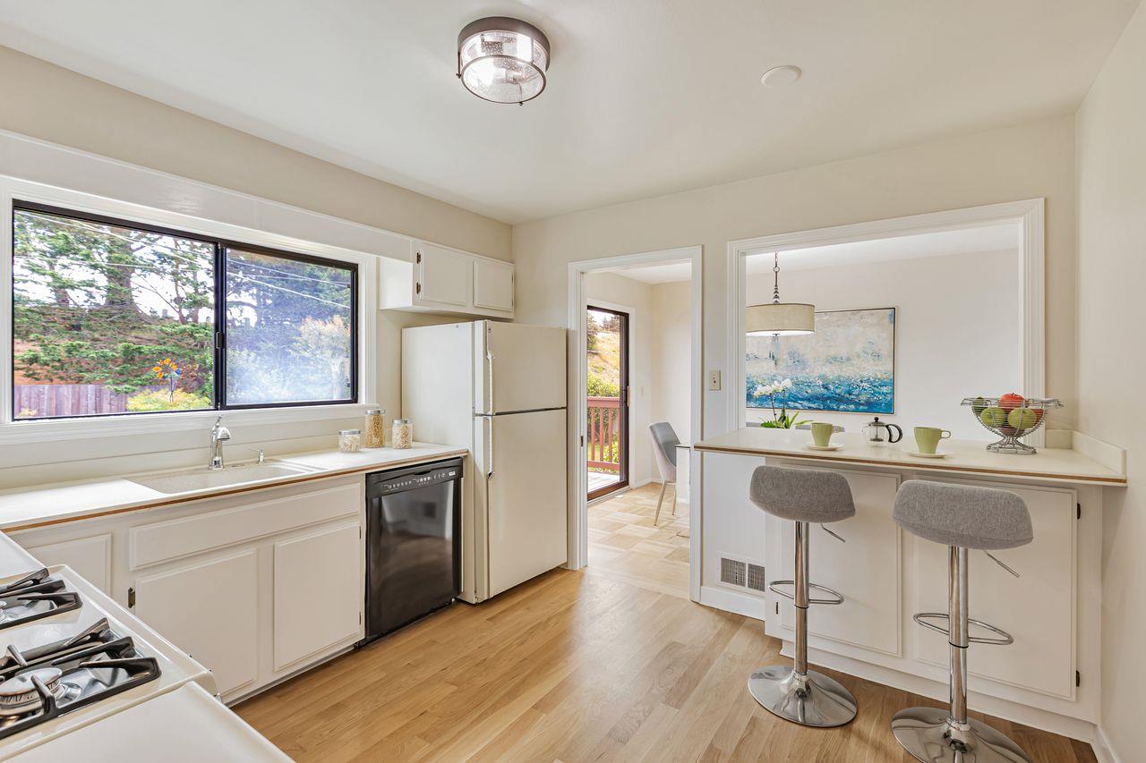 Detail Gallery Image 14 of 49 For 449 Alta Vista Dr, South San Francisco,  CA 94080 - 4 Beds | 2 Baths