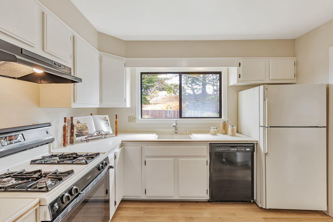 Detail Gallery Image 24 of 49 For 449 Alta Vista Dr, South San Francisco,  CA 94080 - 4 Beds | 2 Baths