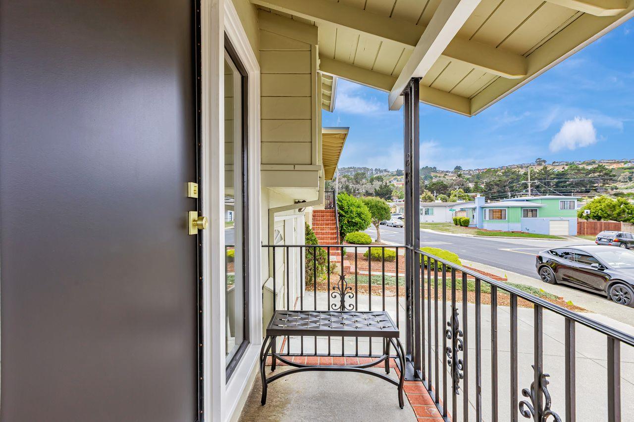 Detail Gallery Image 5 of 49 For 449 Alta Vista Dr, South San Francisco,  CA 94080 - 4 Beds | 2 Baths
