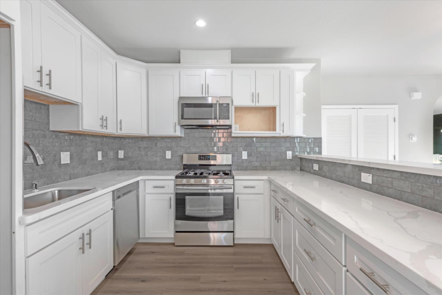 Detail Gallery Image 7 of 8 For 825 W a St #1,  Hayward,  CA 94541 - 2 Beds | 2/1 Baths