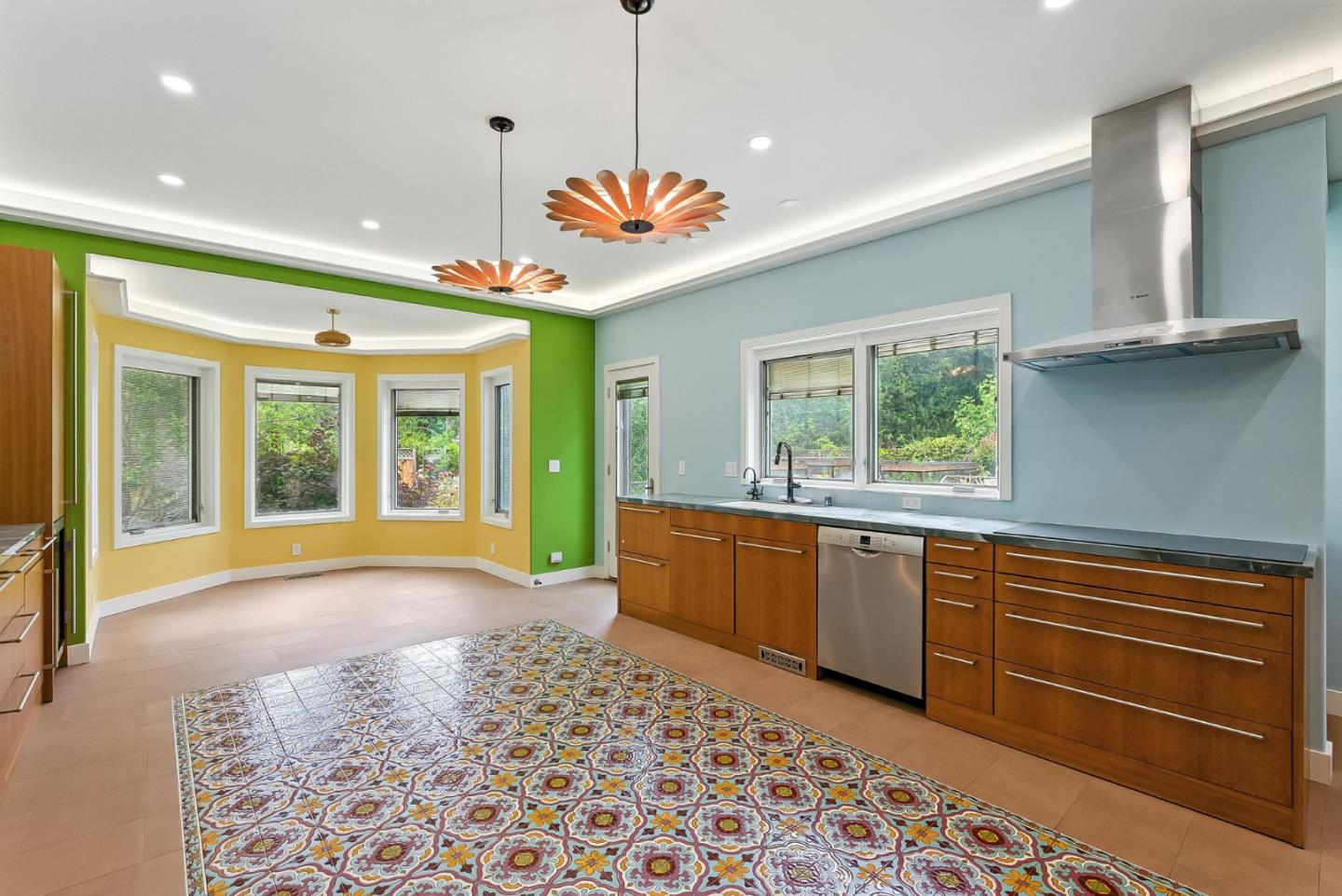 Detail Gallery Image 12 of 61 For 881 Northampton Dr, Palo Alto,  CA 94303 - 5 Beds | 5/1 Baths