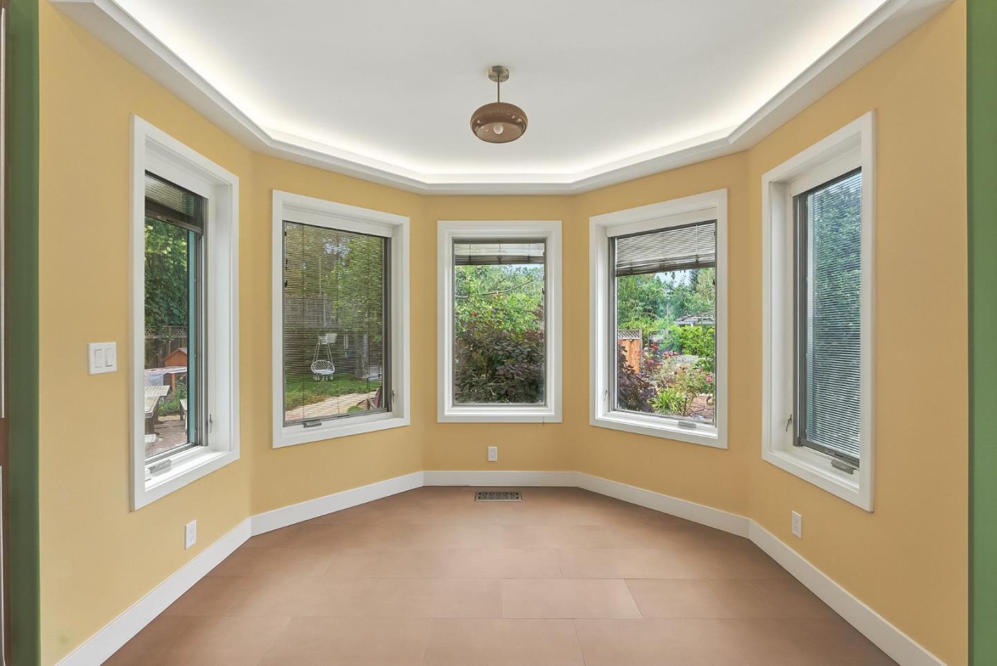 Detail Gallery Image 13 of 61 For 881 Northampton Dr, Palo Alto,  CA 94303 - 5 Beds | 5/1 Baths
