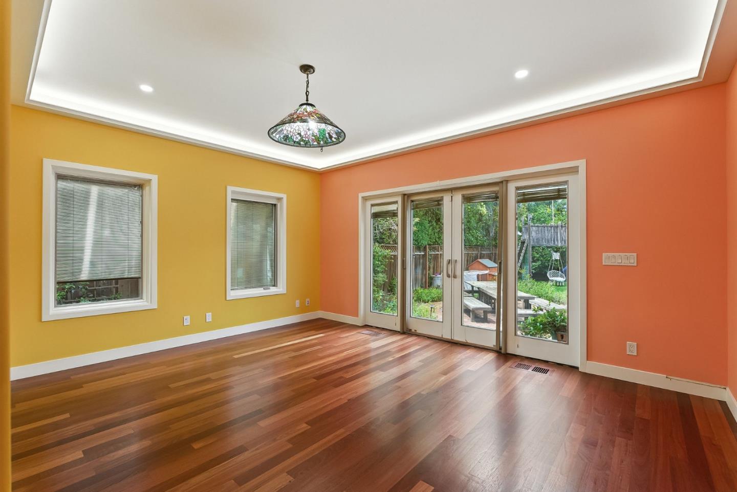 Detail Gallery Image 14 of 61 For 881 Northampton Dr, Palo Alto,  CA 94303 - 5 Beds | 5/1 Baths