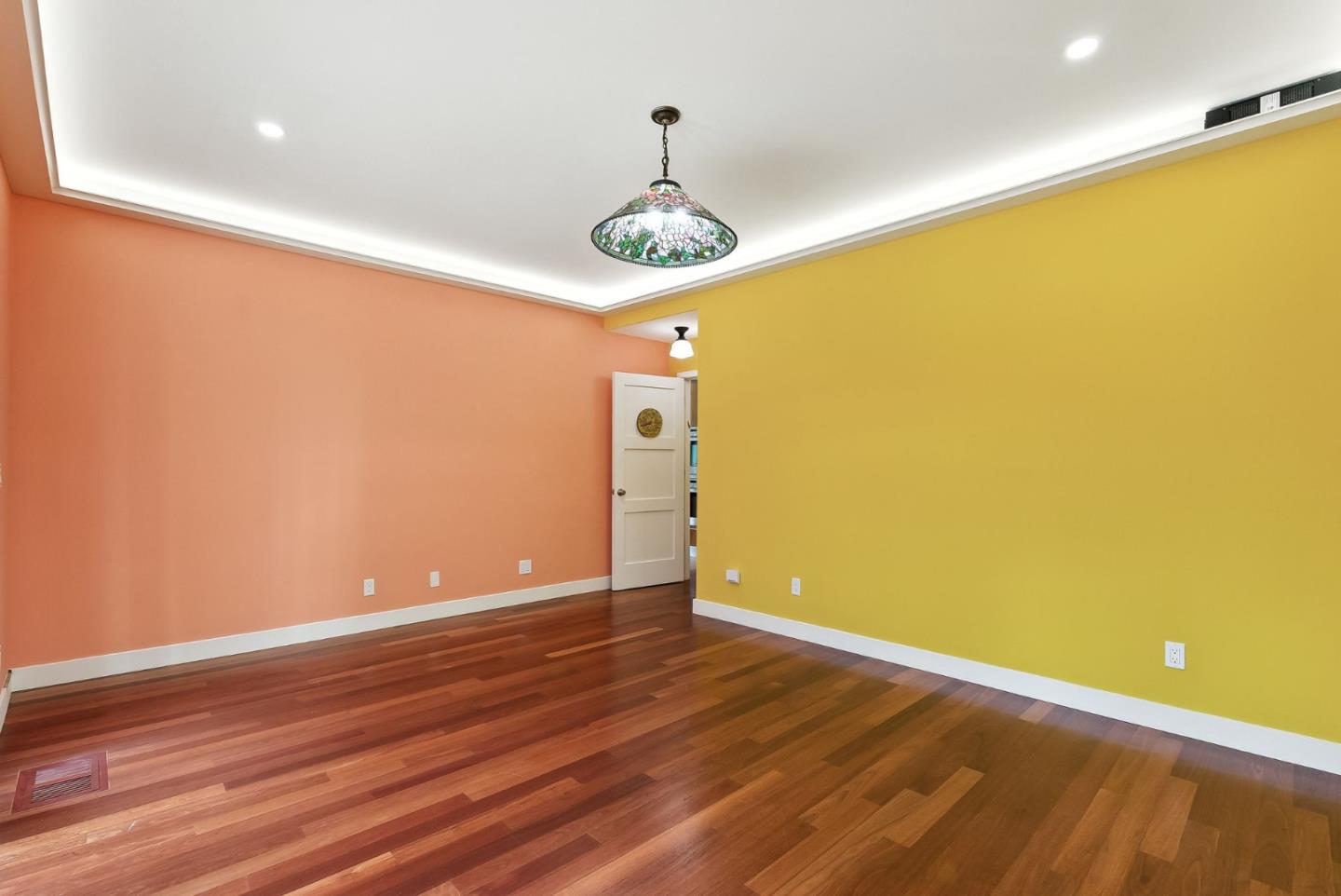 Detail Gallery Image 15 of 61 For 881 Northampton Dr, Palo Alto,  CA 94303 - 5 Beds | 5/1 Baths
