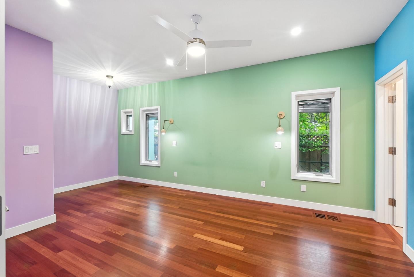 Detail Gallery Image 16 of 61 For 881 Northampton Dr, Palo Alto,  CA 94303 - 5 Beds | 5/1 Baths