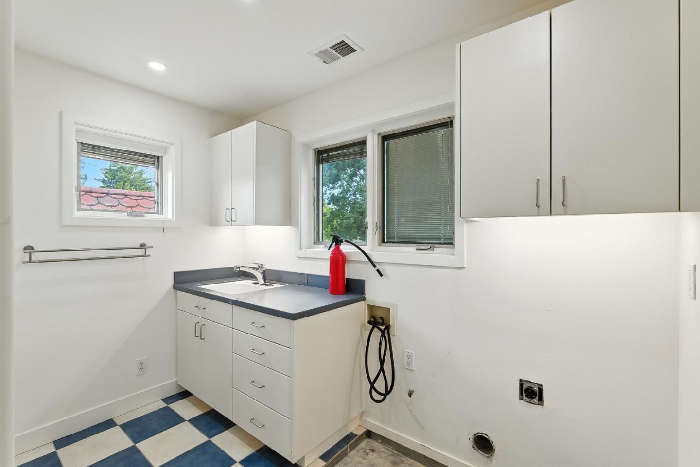 Detail Gallery Image 22 of 61 For 881 Northampton Dr, Palo Alto,  CA 94303 - 5 Beds | 5/1 Baths