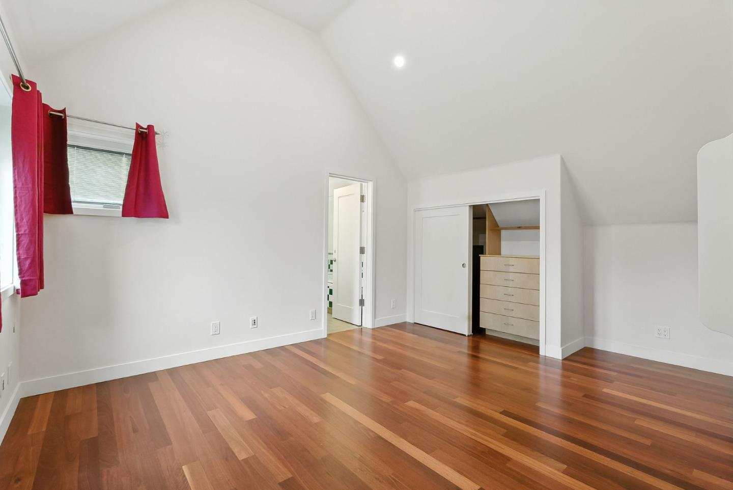 Detail Gallery Image 23 of 61 For 881 Northampton Dr, Palo Alto,  CA 94303 - 5 Beds | 5/1 Baths