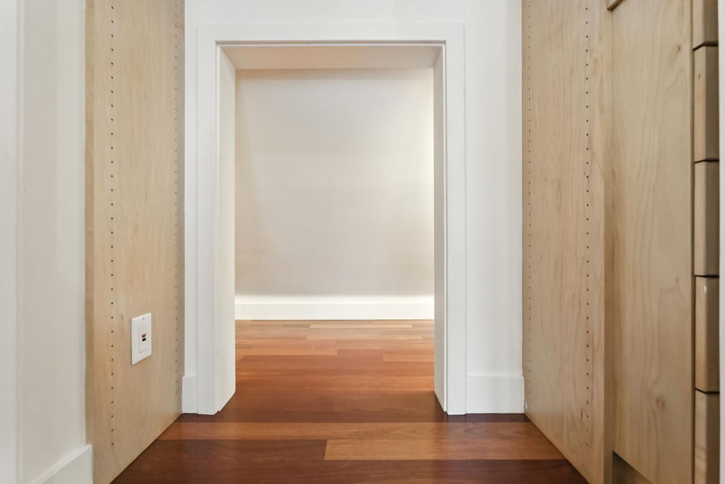 Detail Gallery Image 25 of 61 For 881 Northampton Dr, Palo Alto,  CA 94303 - 5 Beds | 5/1 Baths
