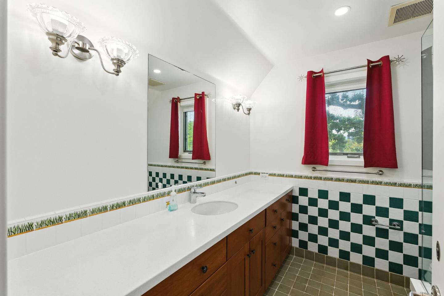 Detail Gallery Image 27 of 61 For 881 Northampton Dr, Palo Alto,  CA 94303 - 5 Beds | 5/1 Baths