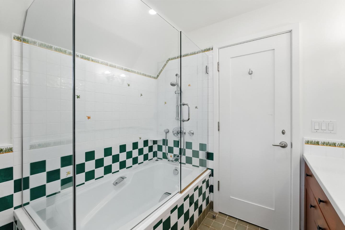 Detail Gallery Image 28 of 61 For 881 Northampton Dr, Palo Alto,  CA 94303 - 5 Beds | 5/1 Baths