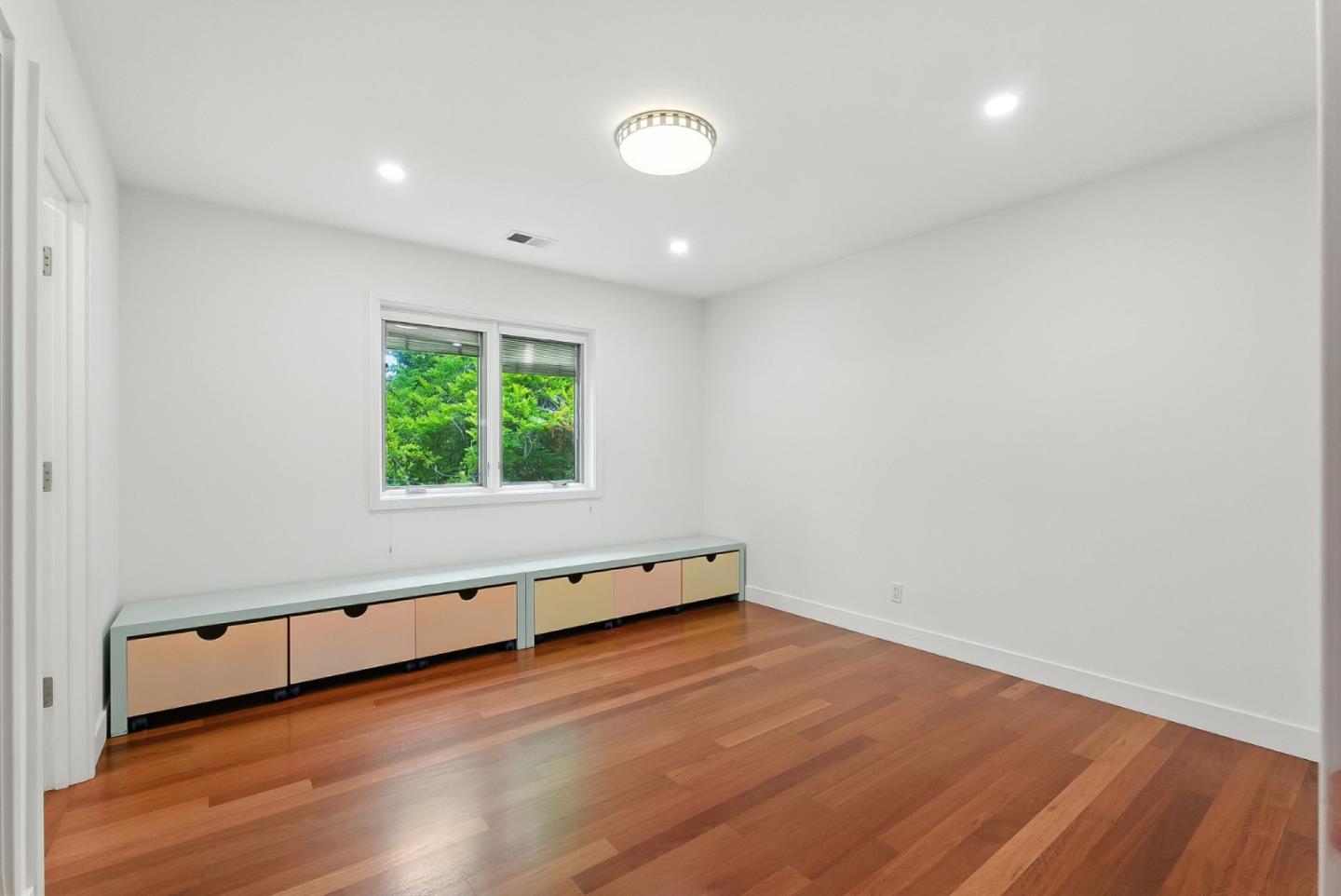 Detail Gallery Image 29 of 61 For 881 Northampton Dr, Palo Alto,  CA 94303 - 5 Beds | 5/1 Baths