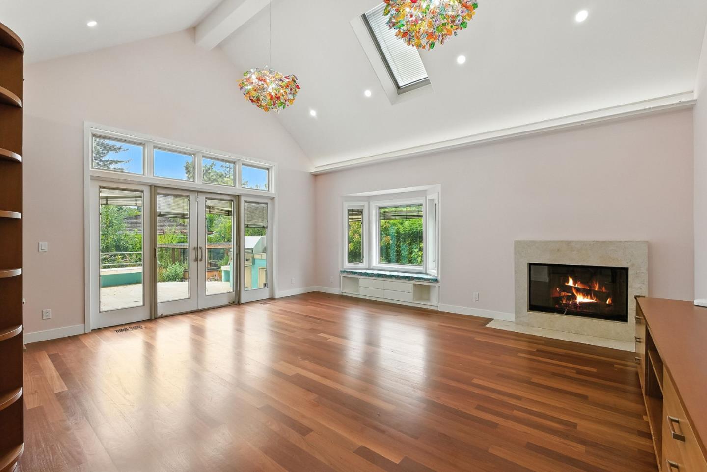 Detail Gallery Image 3 of 61 For 881 Northampton Dr, Palo Alto,  CA 94303 - 5 Beds | 5/1 Baths