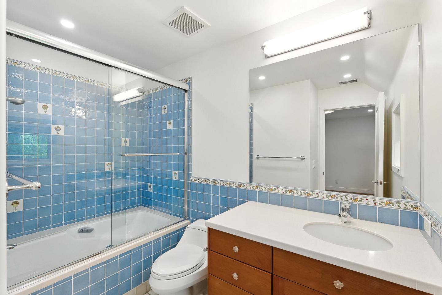 Detail Gallery Image 31 of 61 For 881 Northampton Dr, Palo Alto,  CA 94303 - 5 Beds | 5/1 Baths