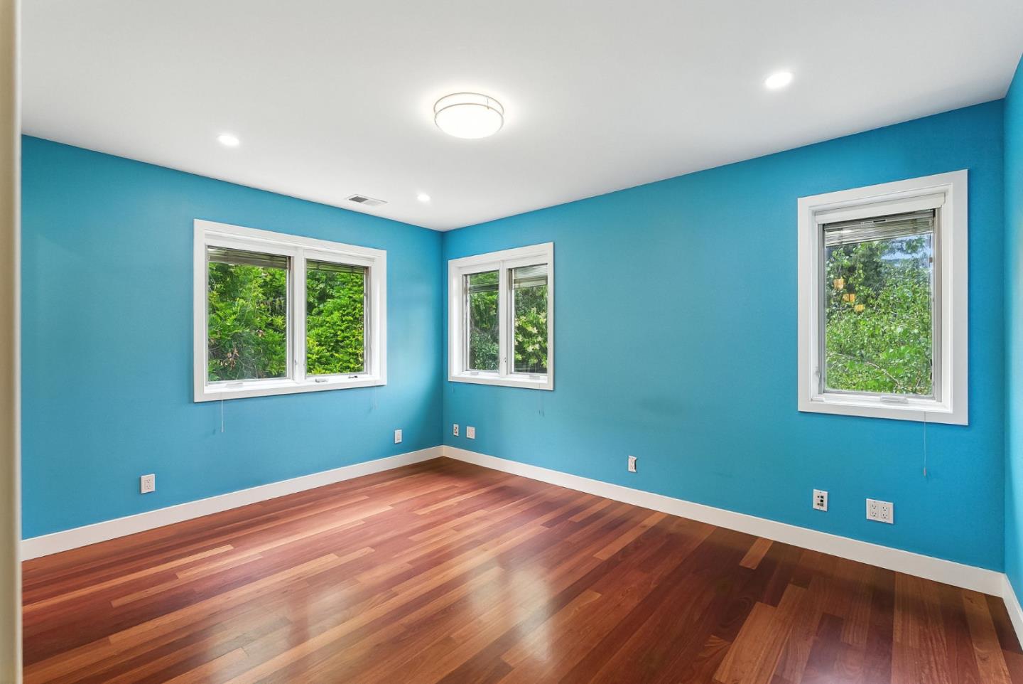 Detail Gallery Image 32 of 61 For 881 Northampton Dr, Palo Alto,  CA 94303 - 5 Beds | 5/1 Baths
