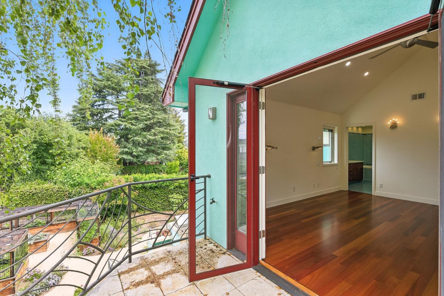 Detail Gallery Image 43 of 61 For 881 Northampton Dr, Palo Alto,  CA 94303 - 5 Beds | 5/1 Baths