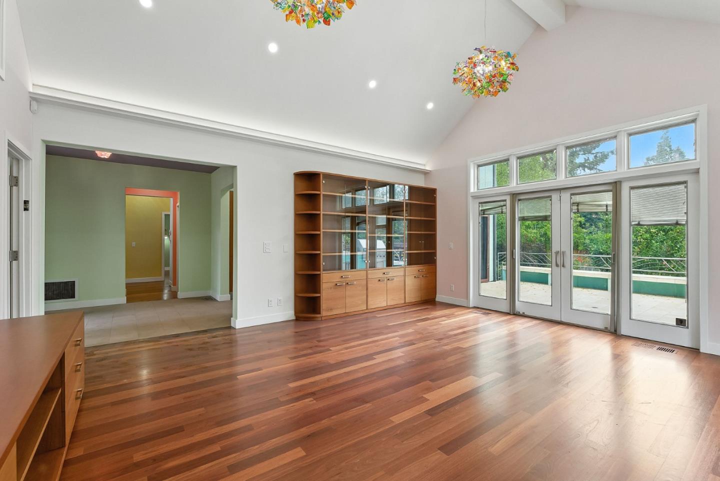 Detail Gallery Image 5 of 61 For 881 Northampton Dr, Palo Alto,  CA 94303 - 5 Beds | 5/1 Baths