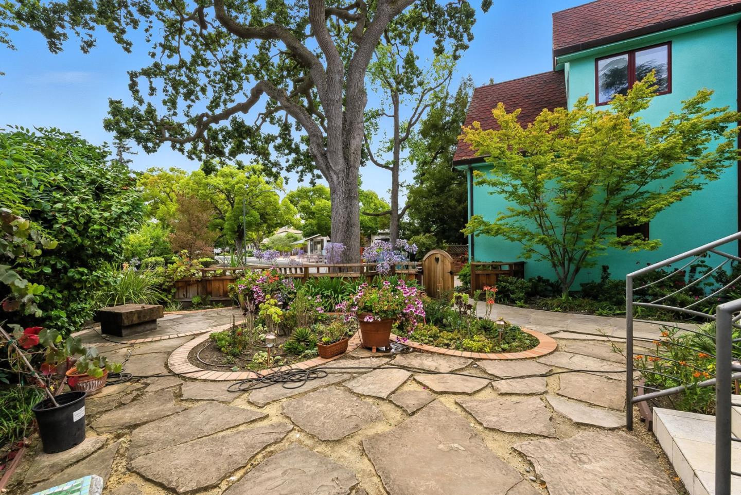 Detail Gallery Image 50 of 61 For 881 Northampton Dr, Palo Alto,  CA 94303 - 5 Beds | 5/1 Baths