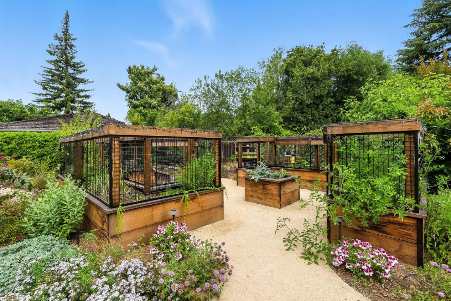 Detail Gallery Image 53 of 61 For 881 Northampton Dr, Palo Alto,  CA 94303 - 5 Beds | 5/1 Baths