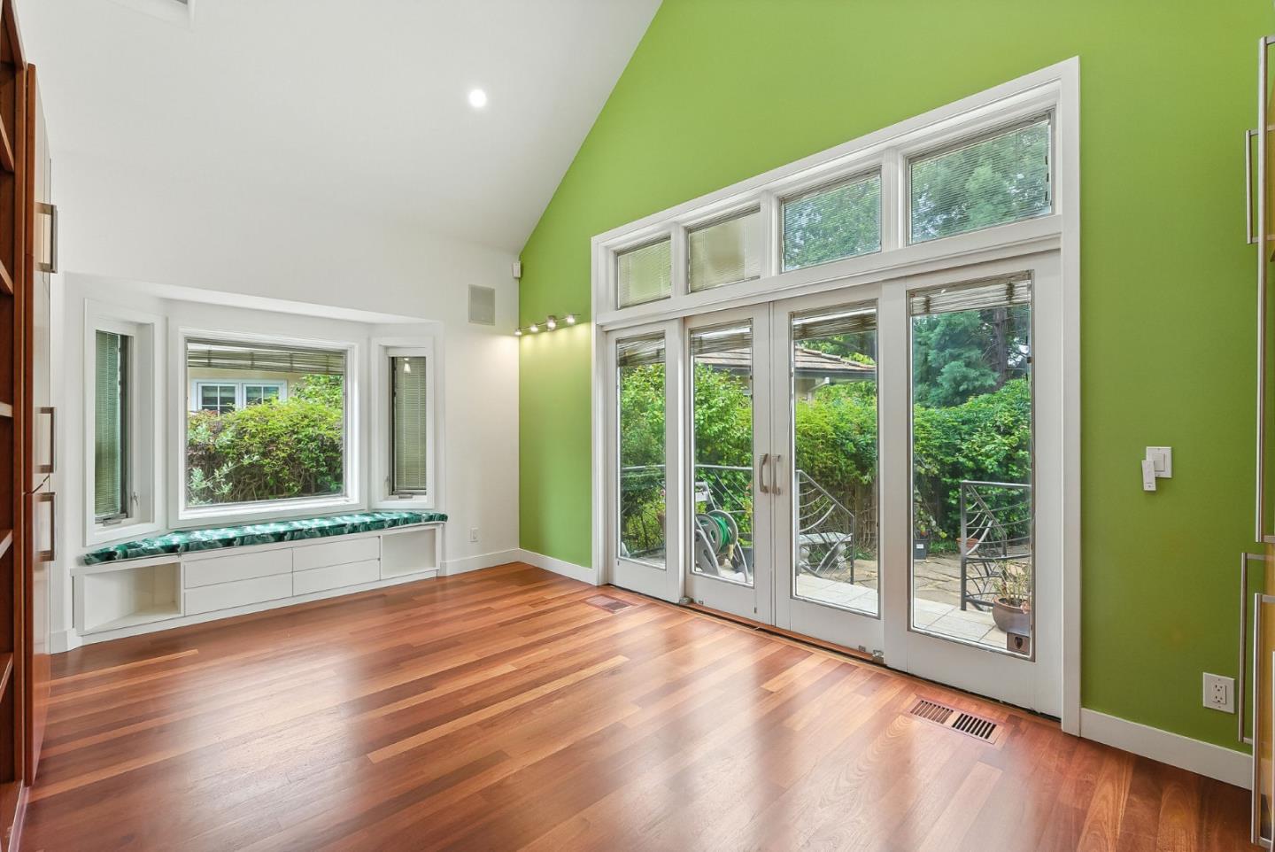 Detail Gallery Image 6 of 61 For 881 Northampton Dr, Palo Alto,  CA 94303 - 5 Beds | 5/1 Baths