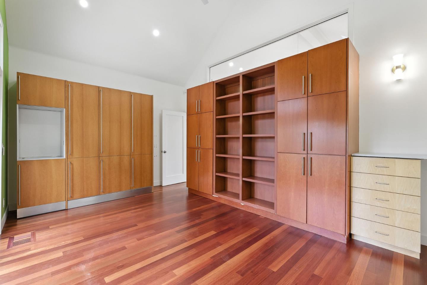 Detail Gallery Image 7 of 61 For 881 Northampton Dr, Palo Alto,  CA 94303 - 5 Beds | 5/1 Baths
