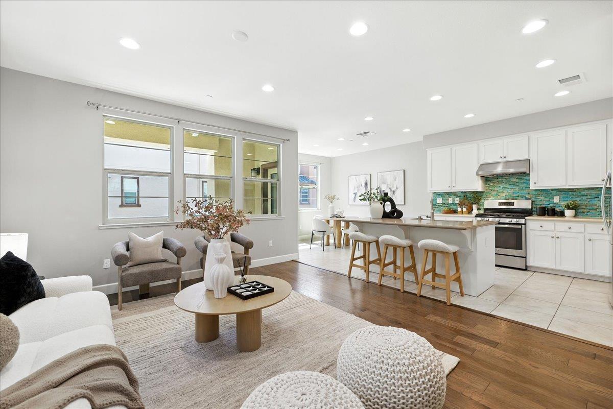 Detail Gallery Image 4 of 55 For 2955 via Roma Pl #42,  Santa Clara,  CA 95051 - 2 Beds | 2/1 Baths