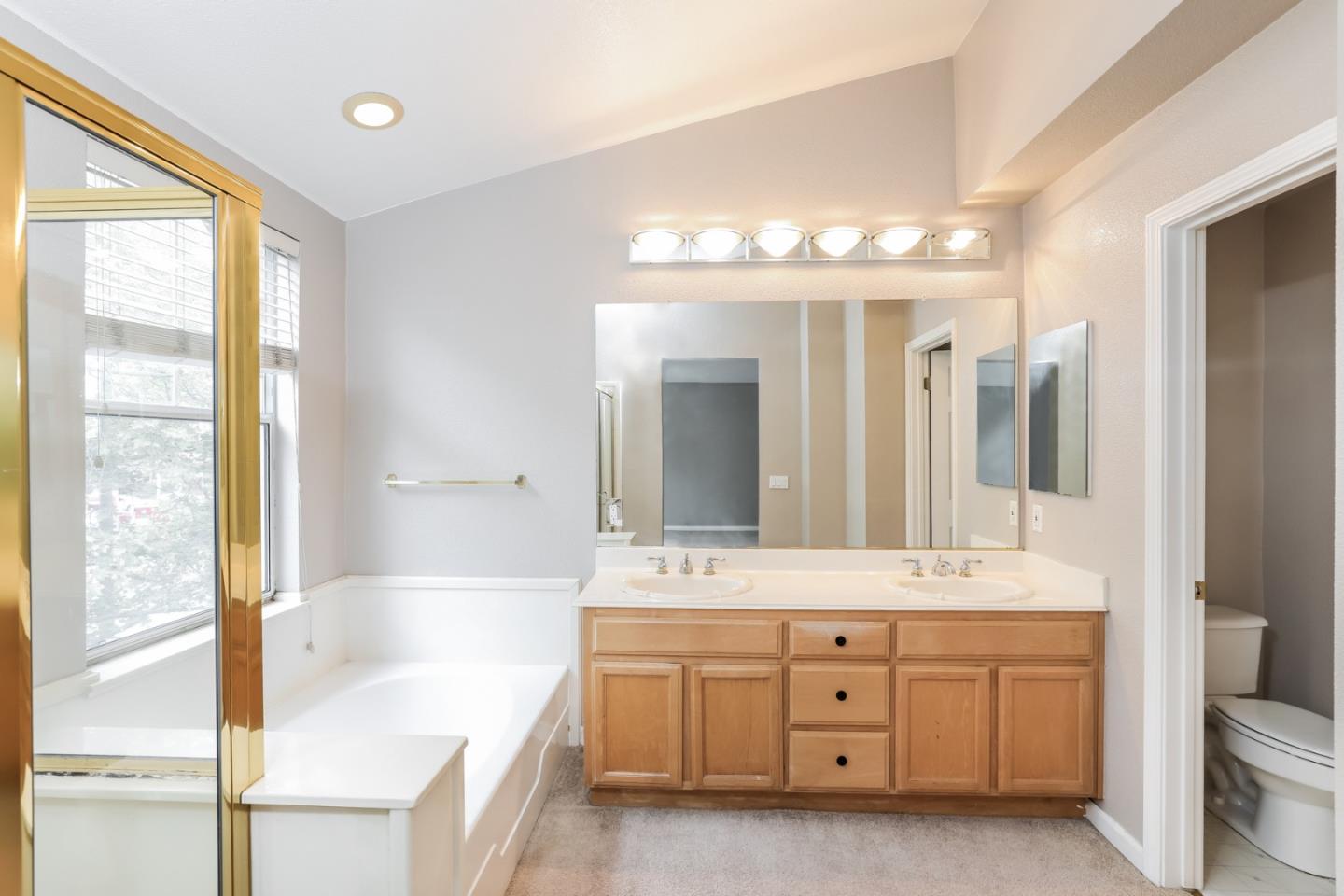 Detail Gallery Image 10 of 24 For 572 Blackwood Ter, Sunnyvale,  CA 94086 - 3 Beds | 2/1 Baths