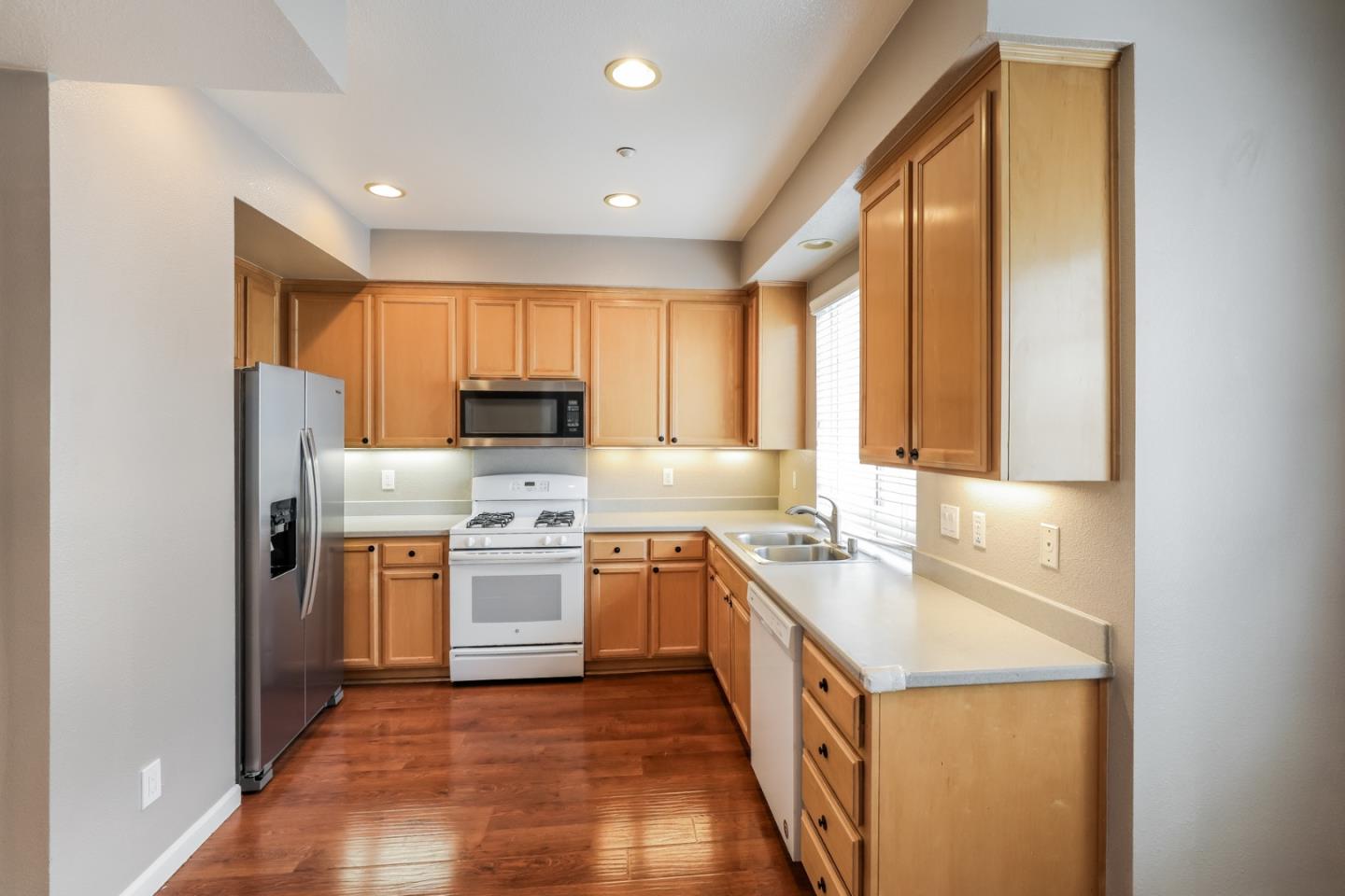 Detail Gallery Image 6 of 24 For 572 Blackwood Ter, Sunnyvale,  CA 94086 - 3 Beds | 2/1 Baths