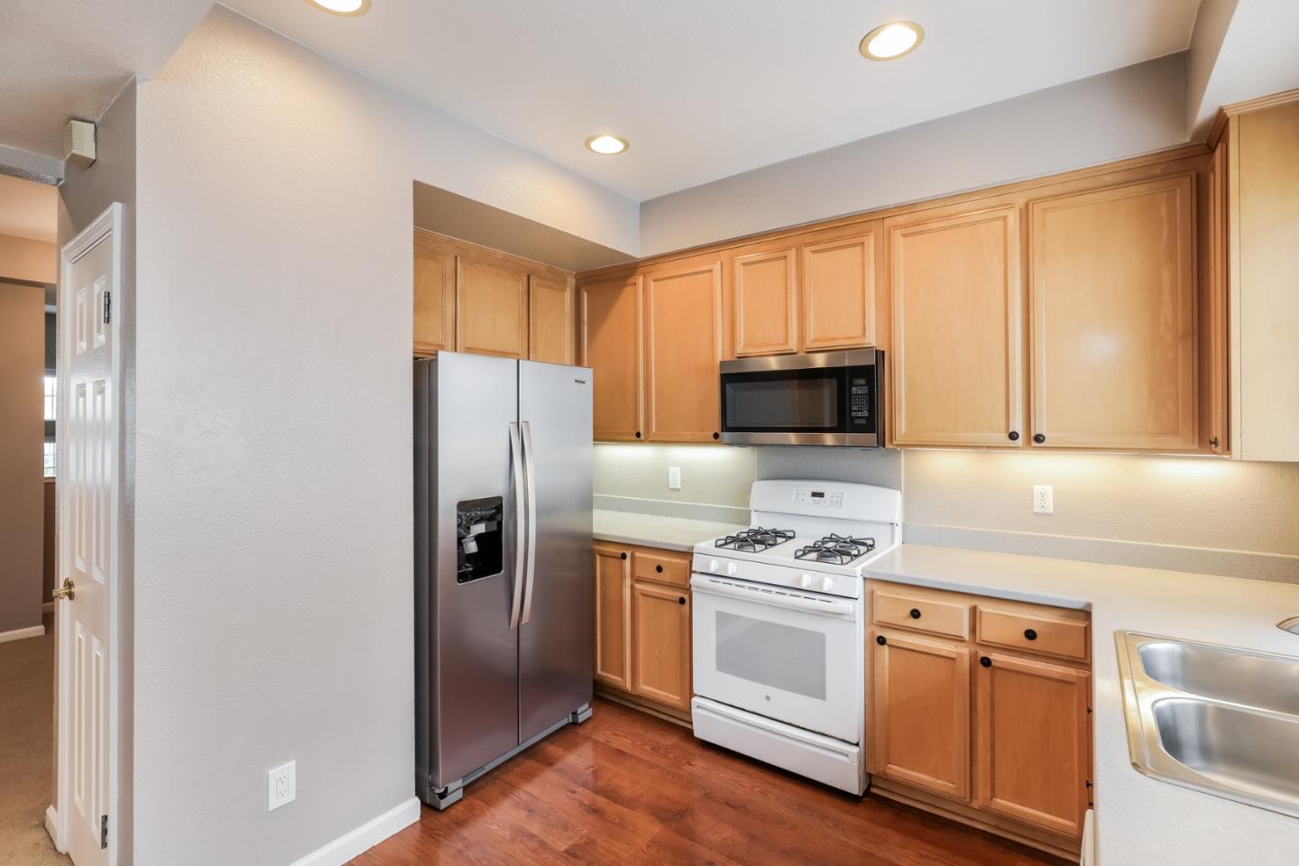Detail Gallery Image 7 of 24 For 572 Blackwood Ter, Sunnyvale,  CA 94086 - 3 Beds | 2/1 Baths
